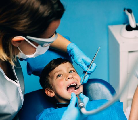دندانپزشکی کودکان معاینه پسربچه توسط دندانپزشک