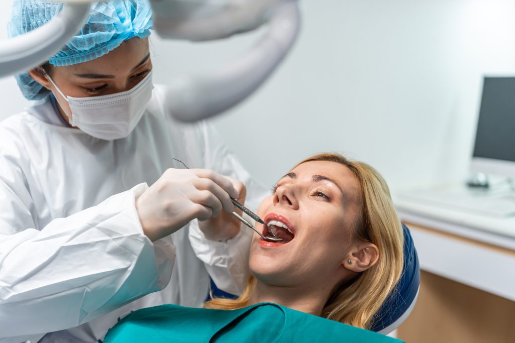 معاینه دندان برای عصبکشی