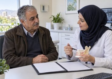 تصویر آموزشی گفتوگو درباره سابقه پرتودرمانی پیش از درمان دندان